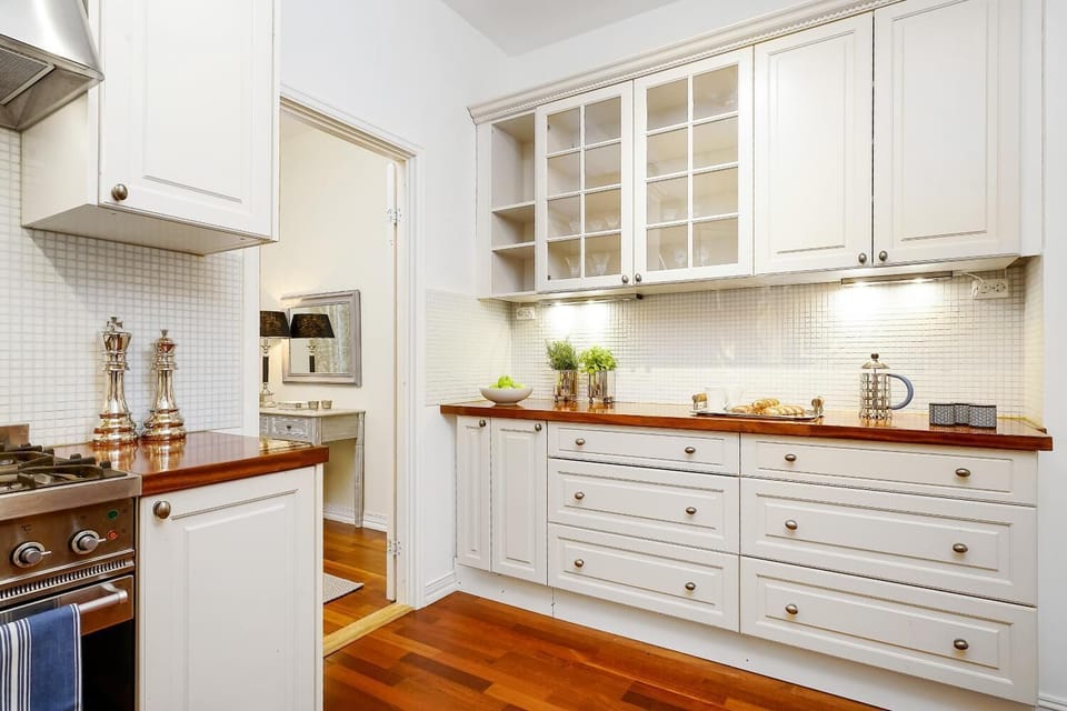 Deluxe Apartment, Multiple Beds, Non Smoking | Private kitchen | Full-size fridge, microwave, oven, stovetop