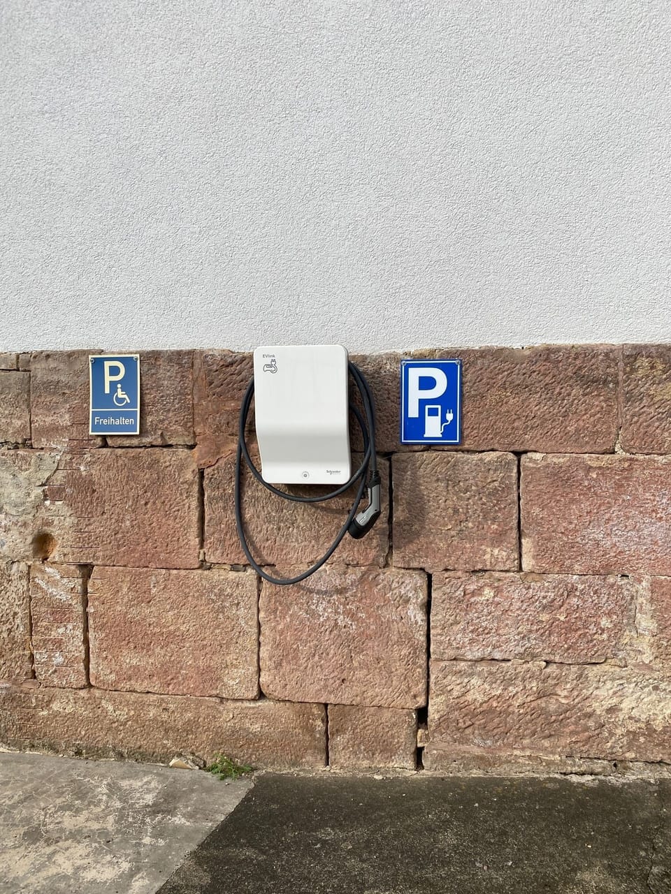 Electric vehicle charging station