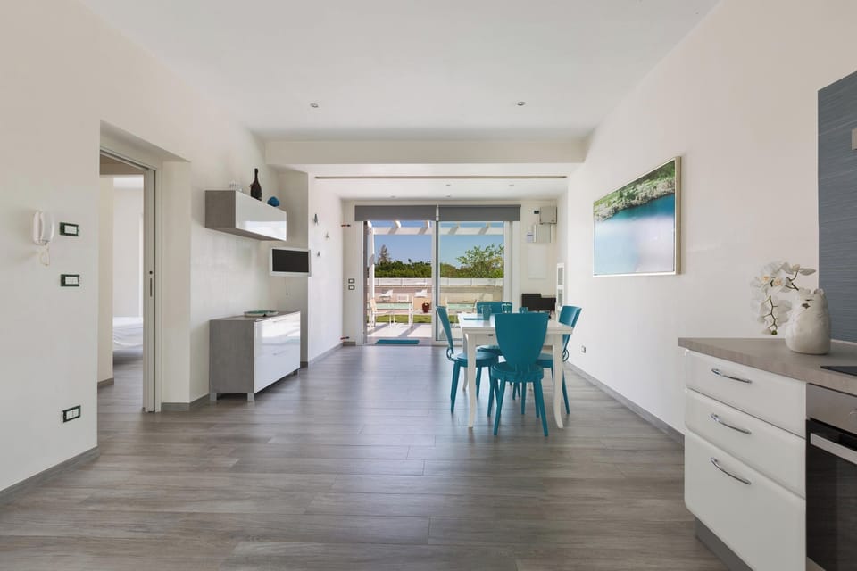 Full-size fridge, oven, stovetop, dishwasher