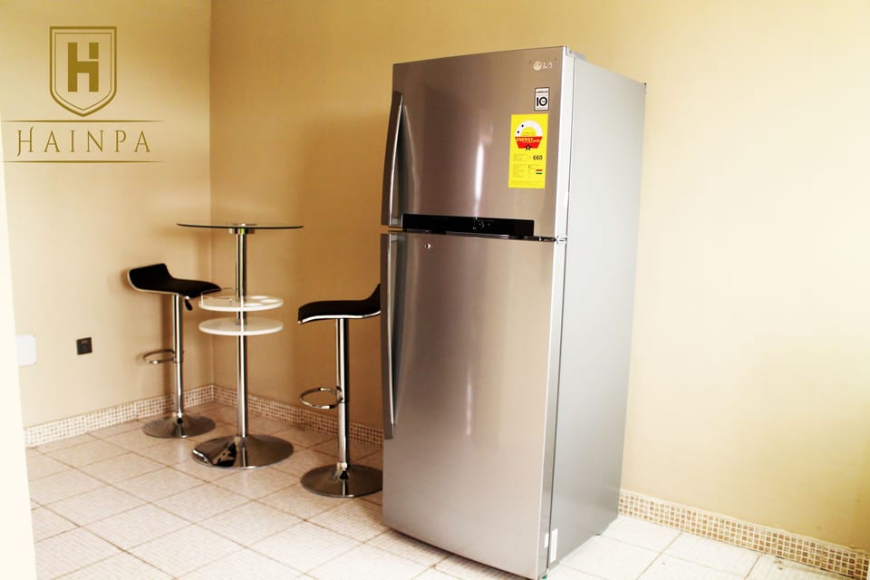 Full-size fridge, microwave, stovetop, dishwasher