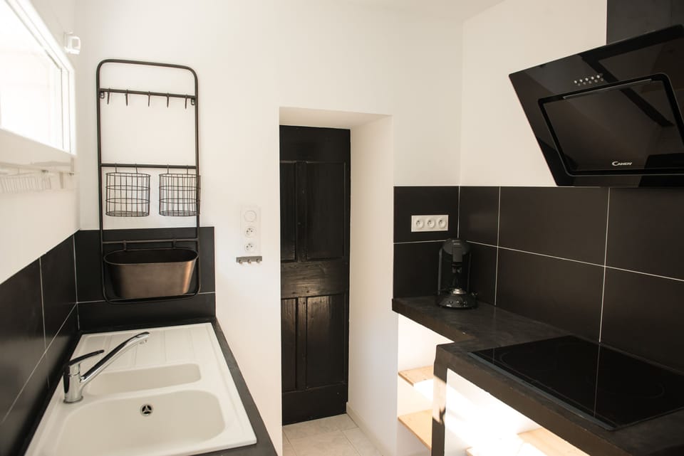 Studio Suite (1) | Private kitchen | Fridge, microwave, stovetop, electric kettle