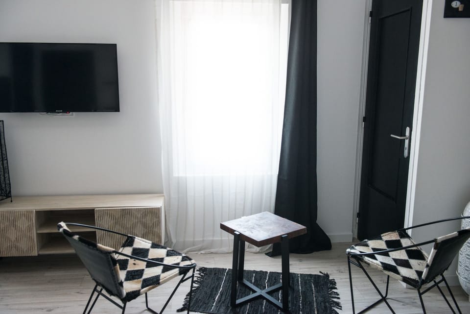 Studio Suite (5) | Living area | Flat-screen TV