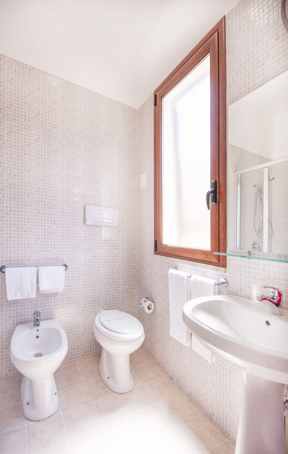 Comfort Double or Twin Room | Bathroom | Shower, rainfall showerhead, free toiletries, hair dryer