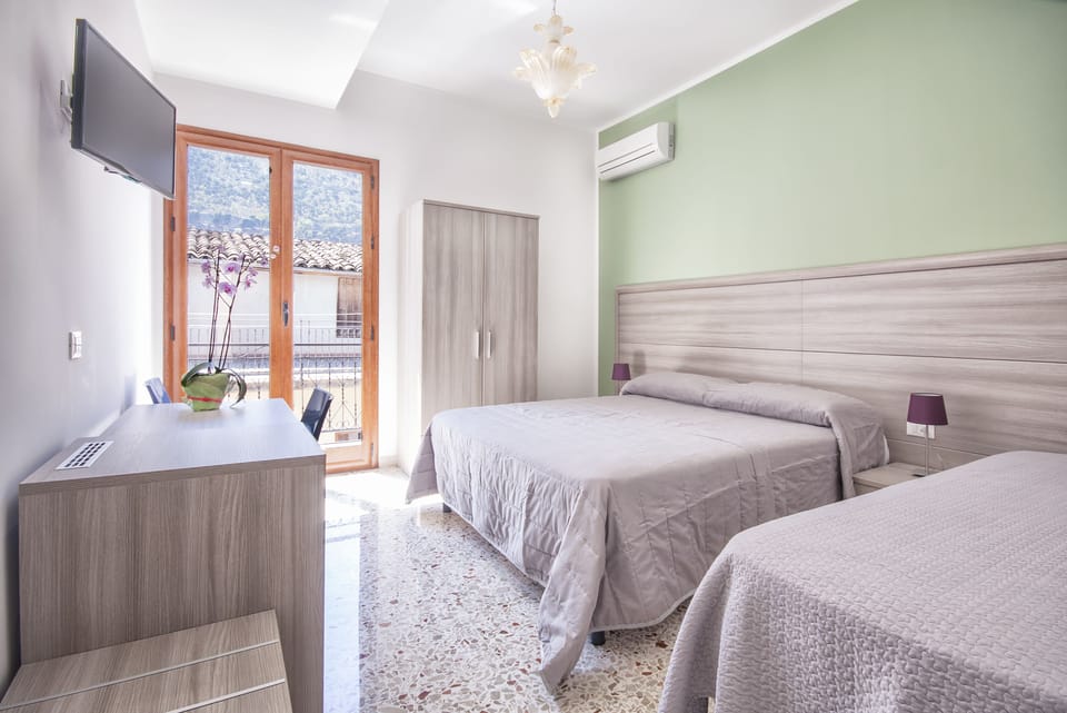 Triple Room, City View | 1 bedroom, Egyptian cotton sheets, hypo-allergenic bedding, desk