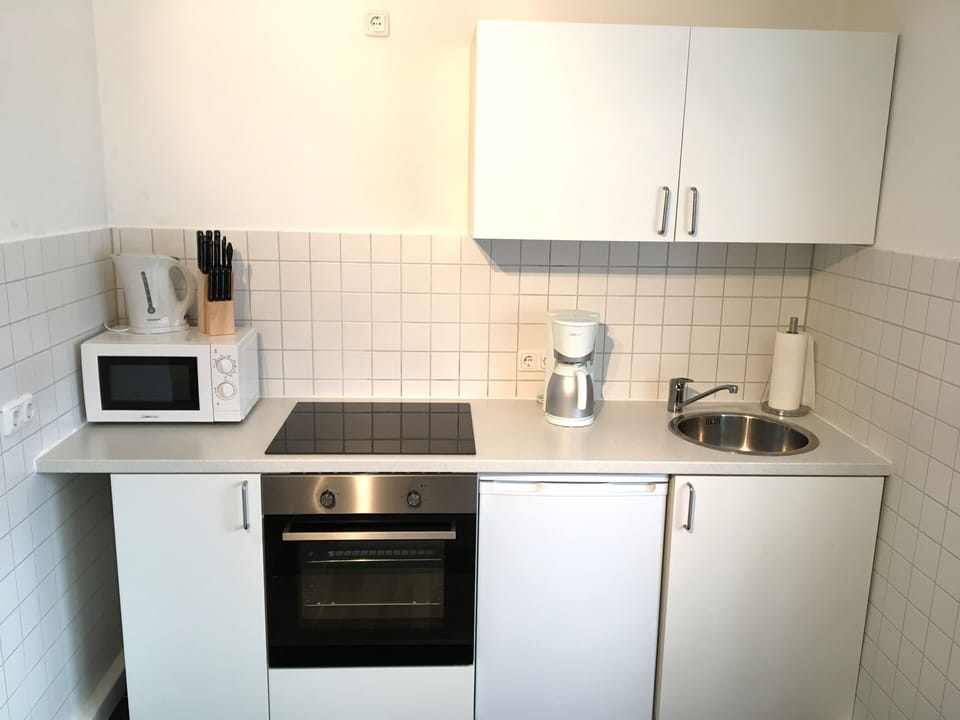 Basic Studio | Private kitchen | Espresso maker, coffee/tea maker, fridge, microwave