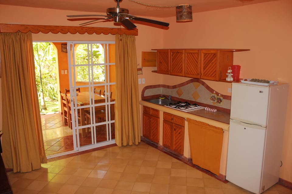 Club Villa | Private kitchen | Fridge, microwave, stovetop, cookware/dishes/utensils