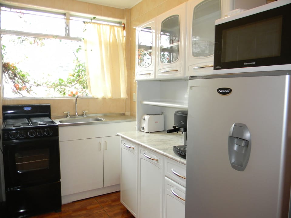 Apartment, 1 Double Bed, Non Smoking, City View | Private kitchen | Coffee/tea maker, full-size fridge, microwave, oven