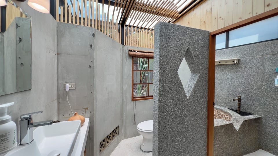 Signature Cabin, Bathtub | Bathroom | Hair dryer, slippers, towels, shampoo