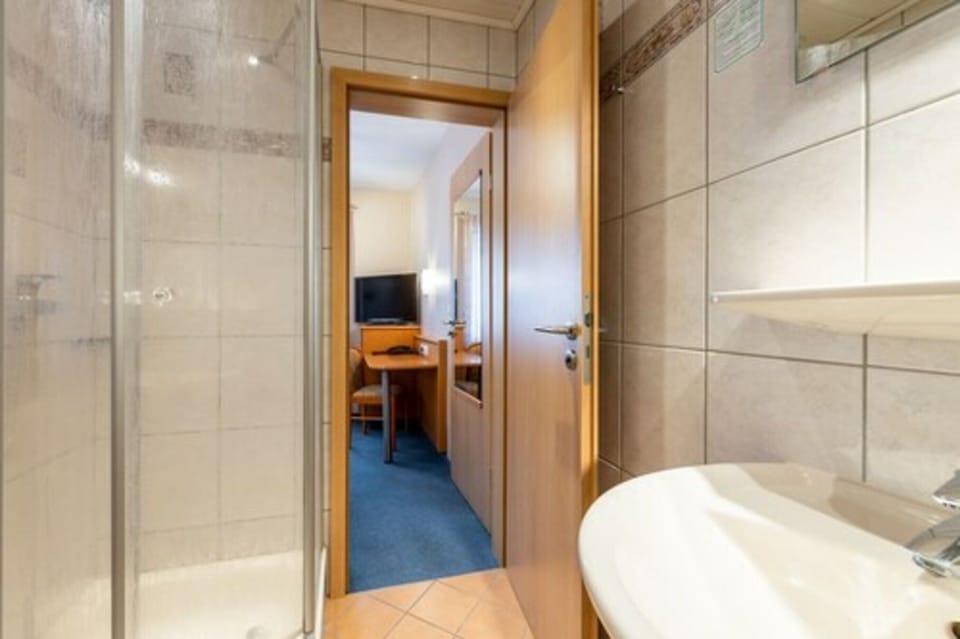 Shower, towels