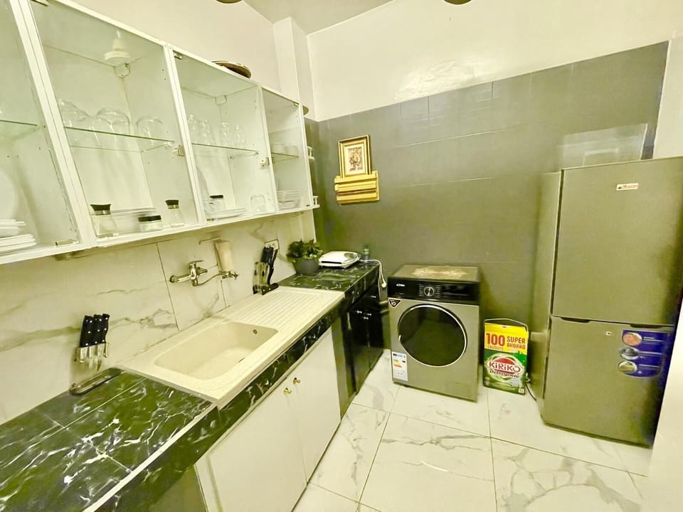 Comfort Apartment, 2 Queen Beds, Non Smoking | Private kitchen | Full-size fridge, microwave, oven, stovetop