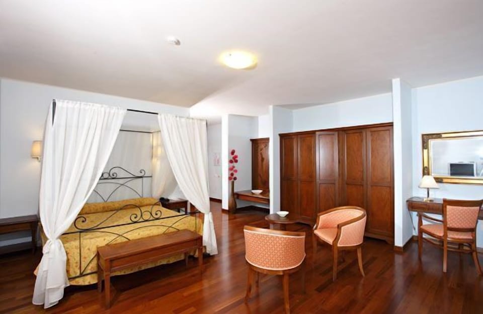 In-room safe, desk, soundproofing, WiFi (free)