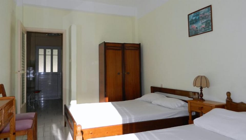 1 bedroom, desk, blackout drapes, soundproofing