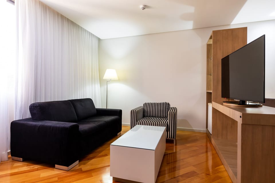 Senior Studio Suite | Minibar, in-room safe, desk, laptop workspace