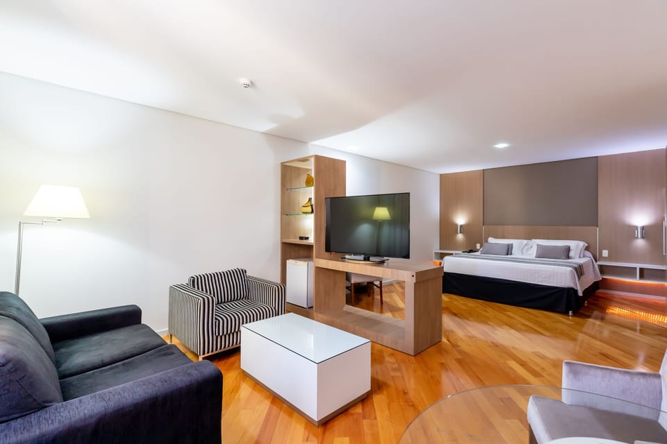 Senior Studio Suite | Minibar, in-room safe, desk, laptop workspace