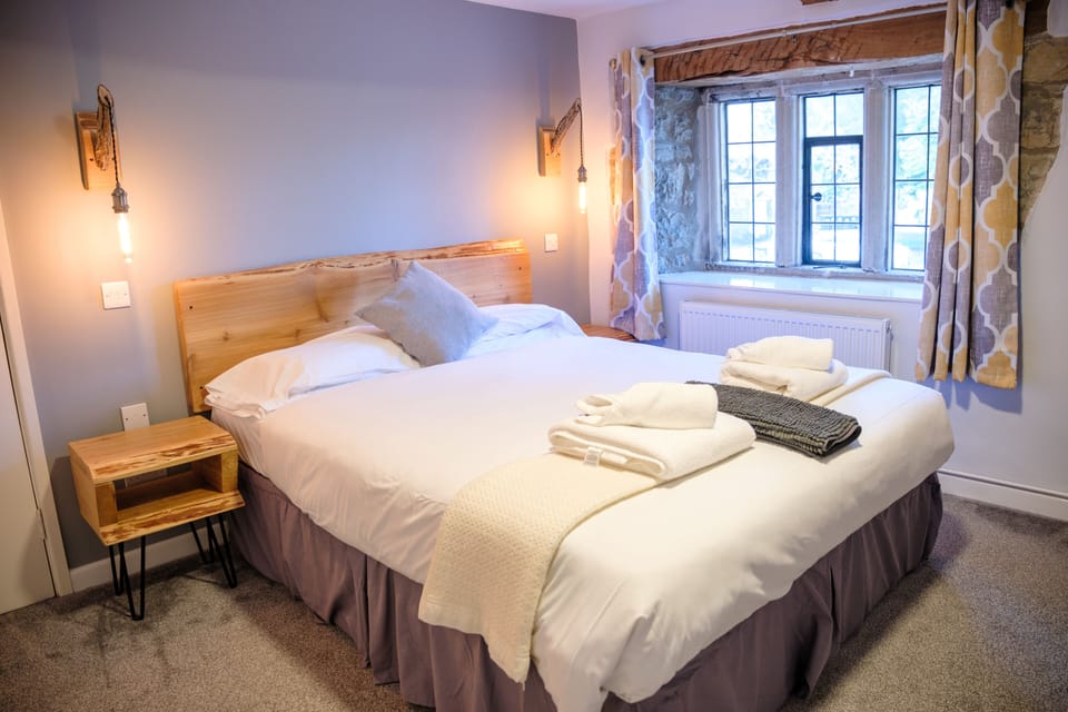 Double Room | Desk, iron/ironing board, free WiFi, bed sheets