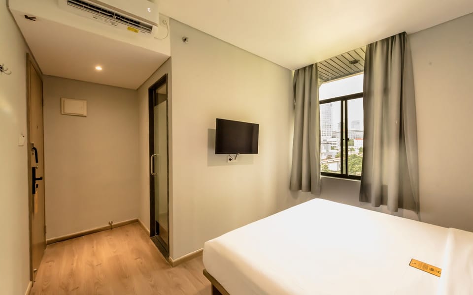 Deluxe King Room | 1 bedroom, individually furnished, desk, free WiFi
