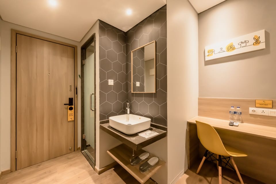 Superior Queen Room | 1 bedroom, individually furnished, desk, free WiFi