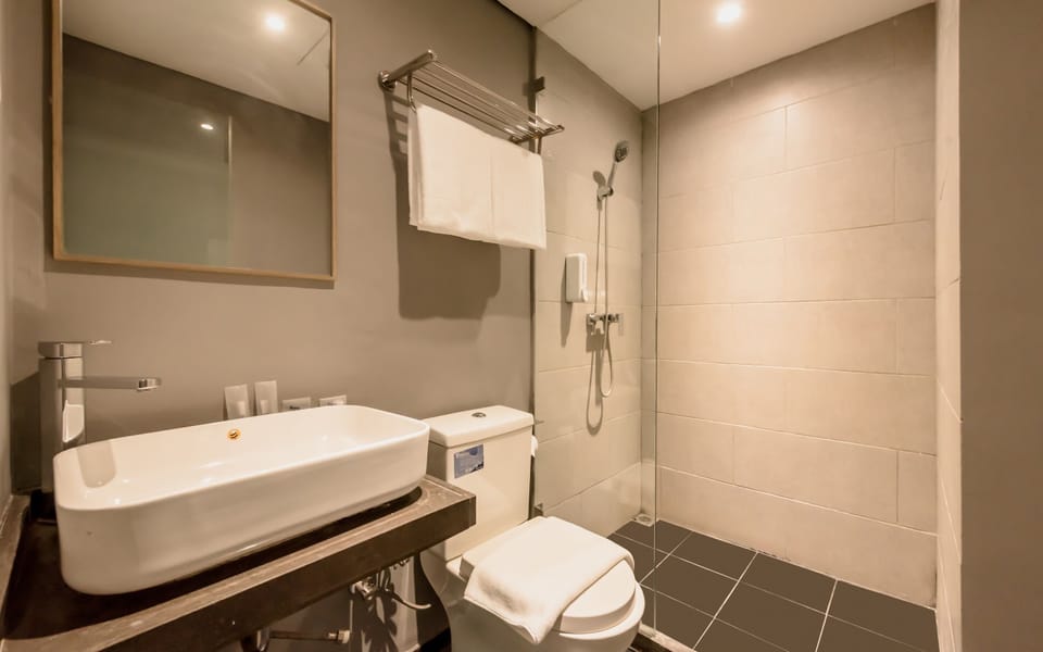 Deluxe King Room | Bathroom | Shower, free toiletries, slippers, towels