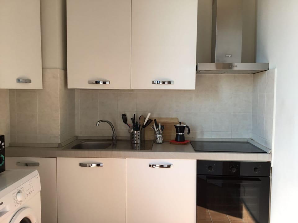 Apartment, 3 Bedrooms, 2 Bathrooms | Private kitchen | Full-size fridge, microwave, oven, stovetop