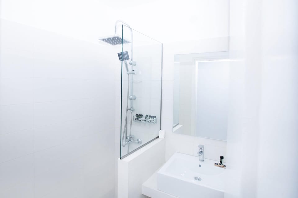 Shower, rainfall showerhead, free toiletries, hair dryer