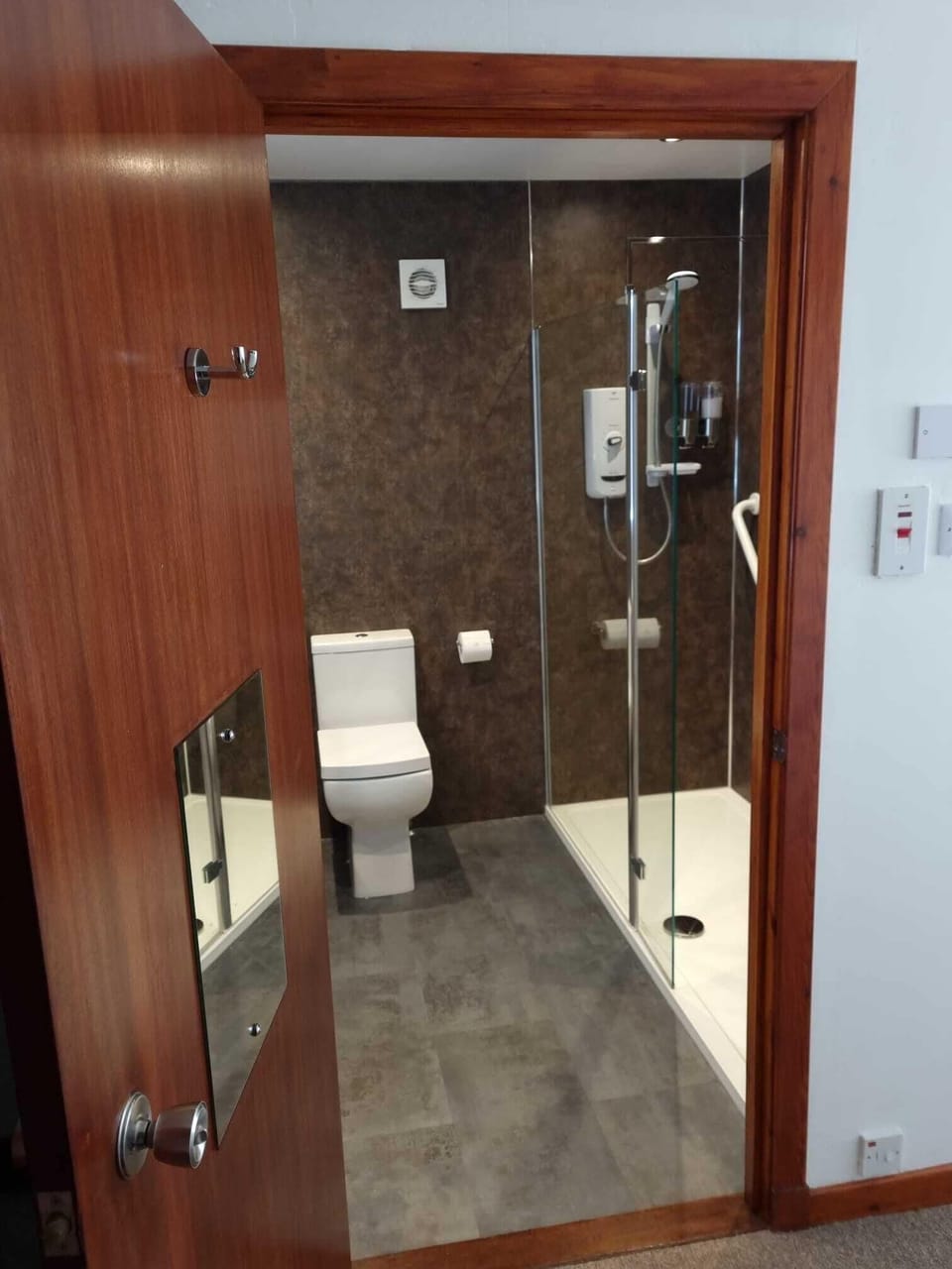 Double Room (The Loch Broom Suite) | Bathroom | Free toiletries, hair dryer, bathrobes, towels
