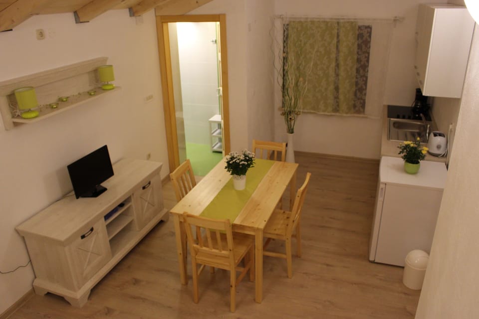 Apartment, 1 Bedroom | In-room dining