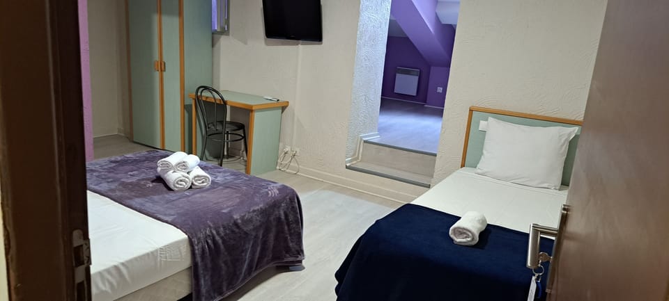 Family Room | Desk, iron/ironing board, free WiFi, bed sheets