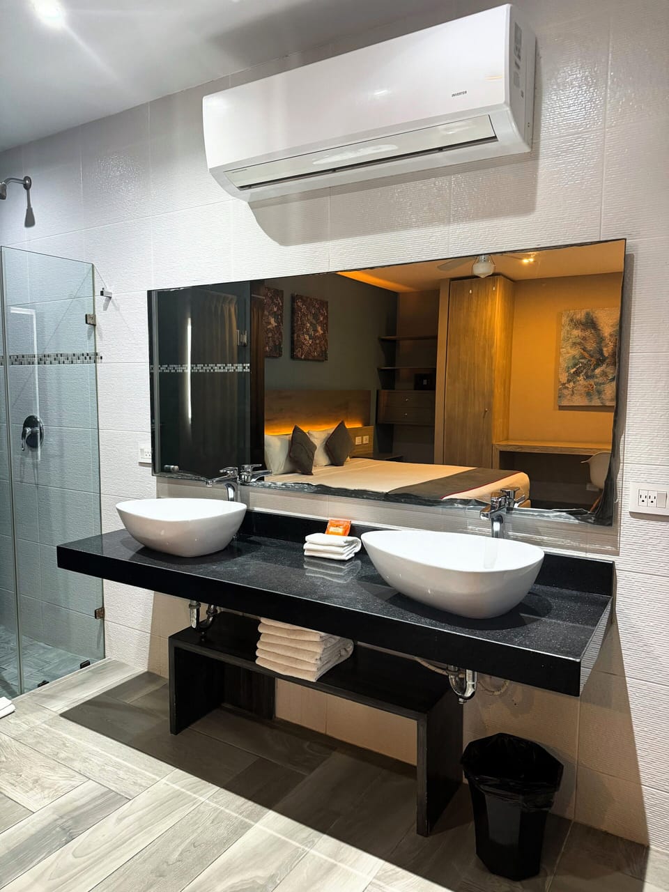 Double Room, Ocean View | Bathroom | Shower, rainfall showerhead, hair dryer, towels