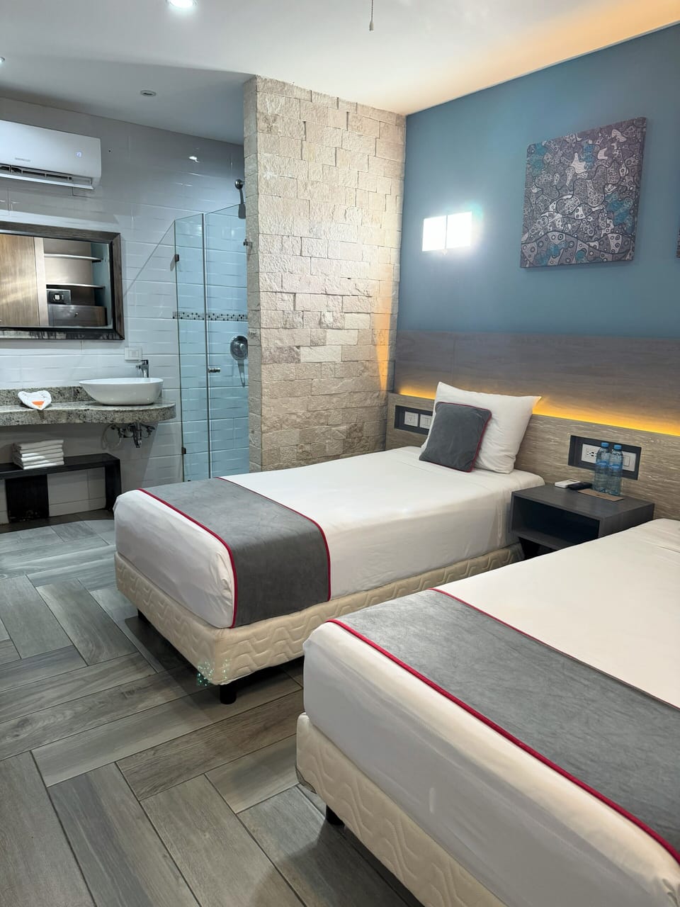 Standard Twin Room | Minibar, in-room safe, desk, laptop workspace