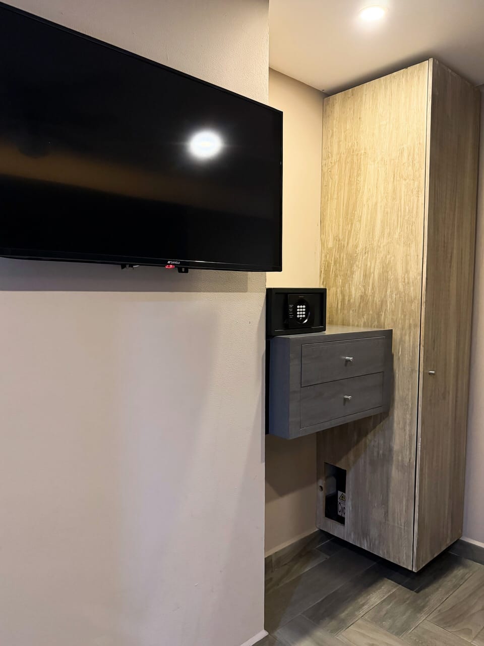 Deluxe Quadruple Room | Minibar, in-room safe, desk, laptop workspace