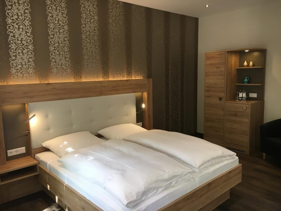 Individually furnished, desk, free WiFi, bed sheets