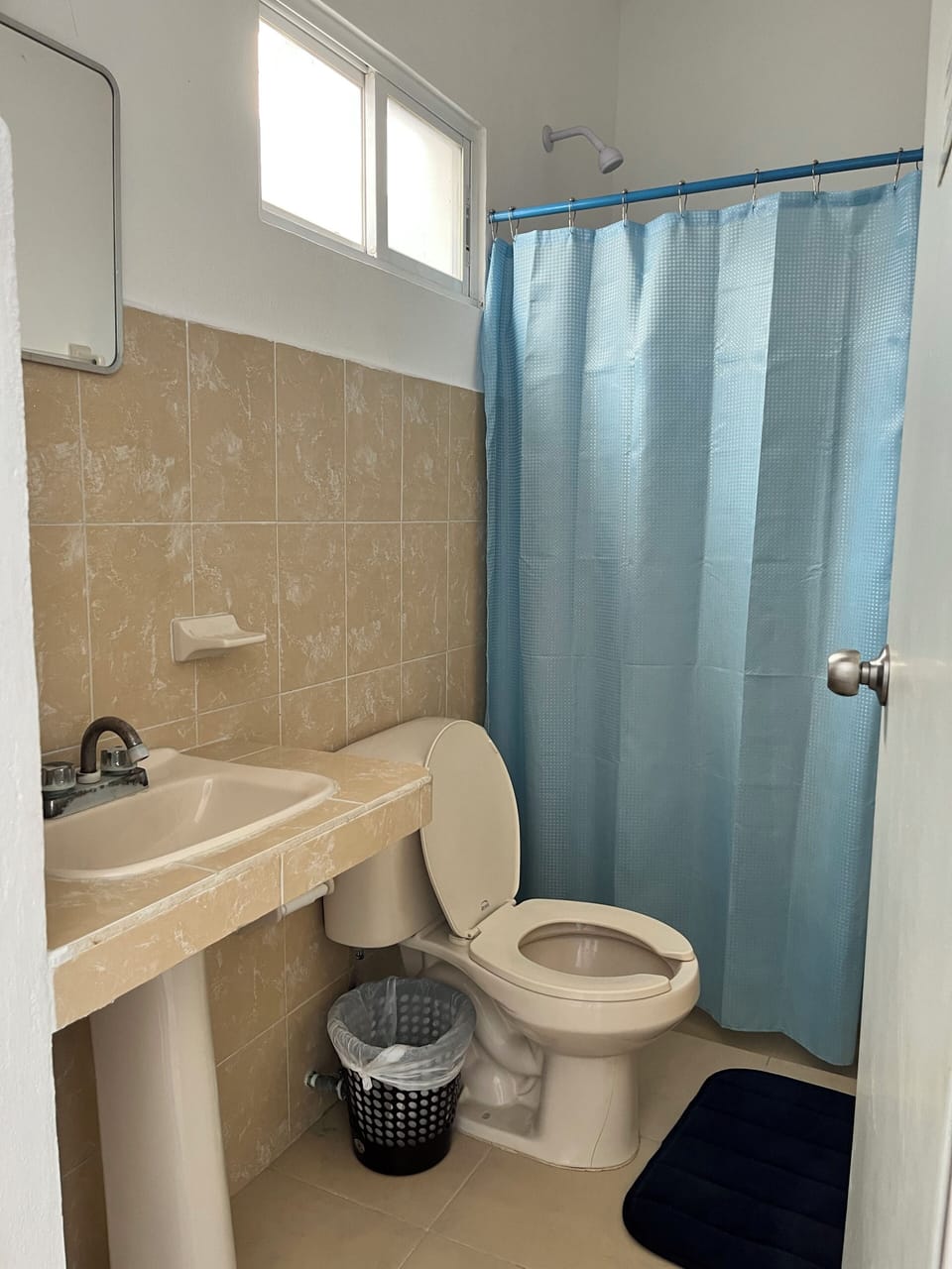 Shower, rainfall showerhead, free toiletries, towels
