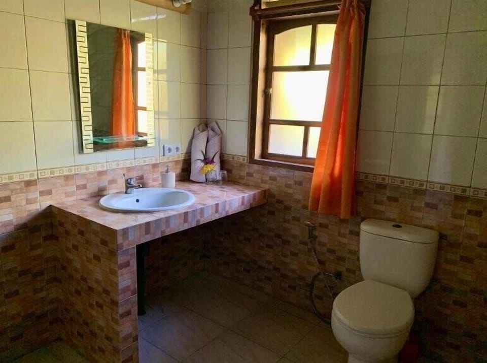 Premium Cabin, 1 Double Bed, Non Smoking, Ground Floor | Bathroom | Shower, towels, soap, shampoo