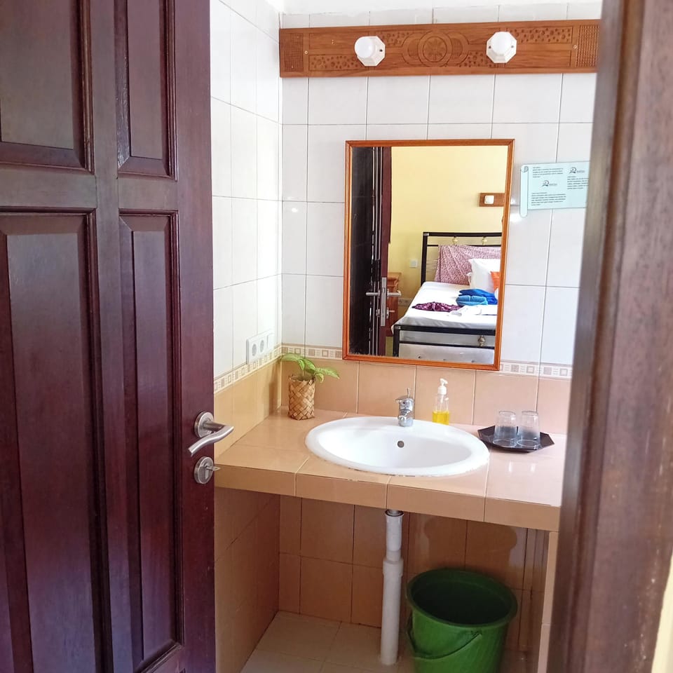 Standard Double Room | Bathroom | Shower, towels, soap, shampoo