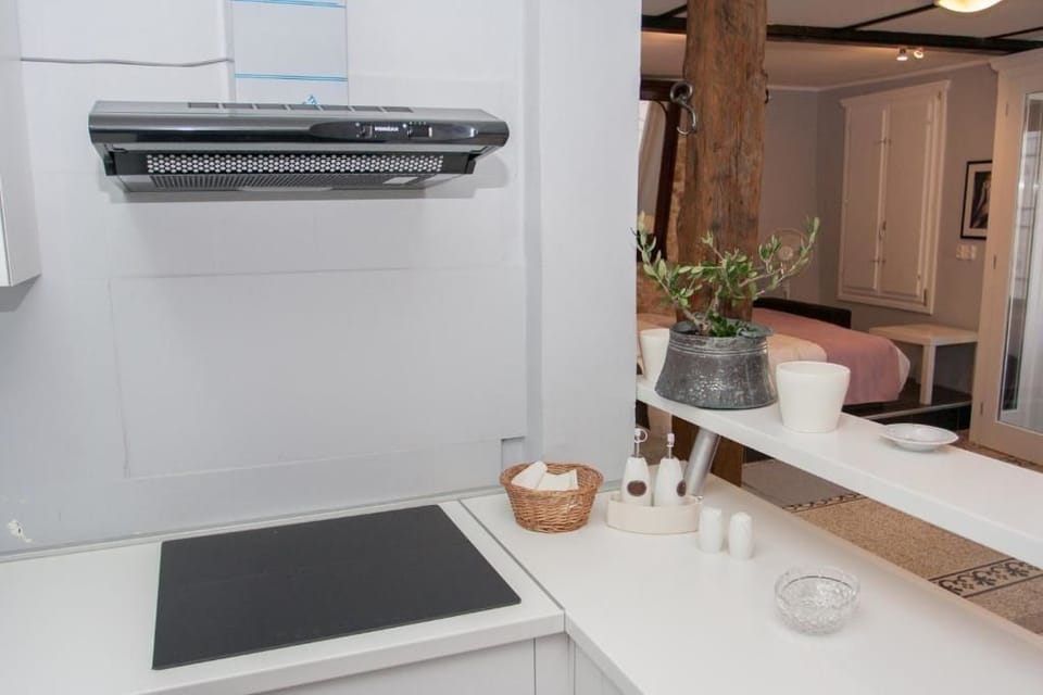 Studio (Pijat) | Premium bedding, down comforters, pillowtop beds, in-room safe