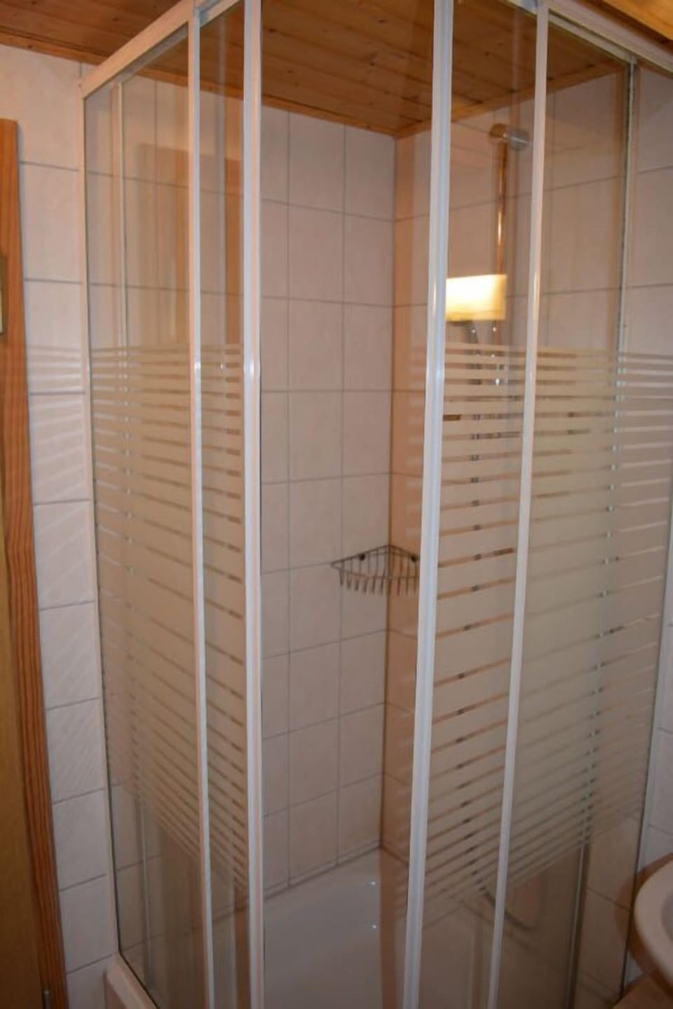 Basic Twin Room | Bathroom | Shower, hair dryer, towels