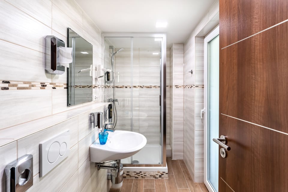 Superior Single Room | Bathroom | Shower, hair dryer, towels