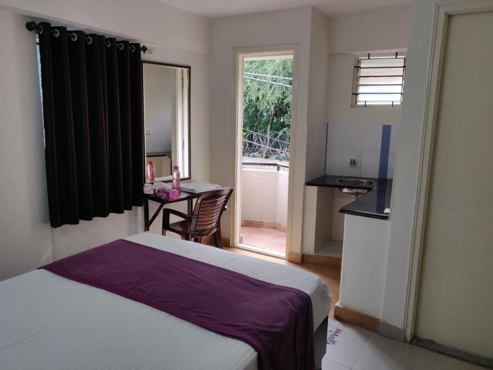Desk, laptop workspace, iron/ironing board, free WiFi
