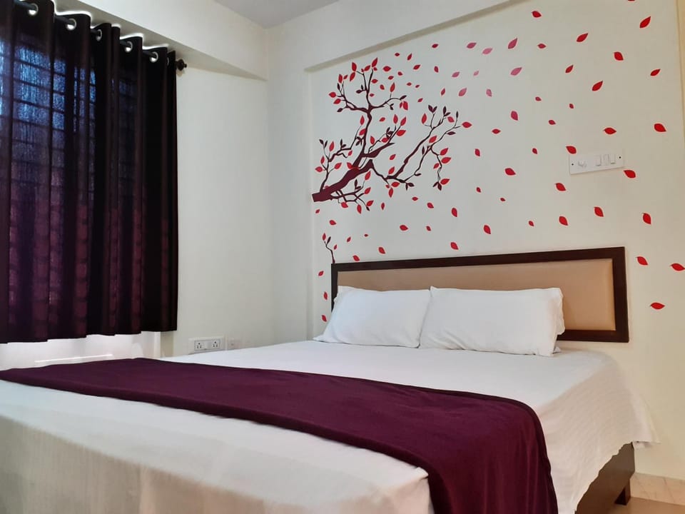 Desk, laptop workspace, iron/ironing board, free WiFi