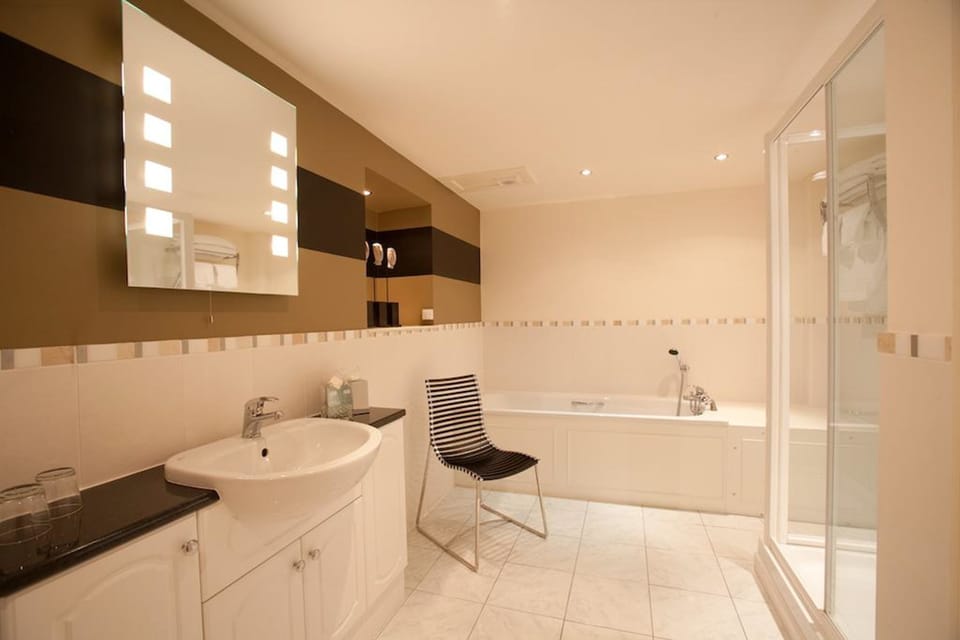 Shower, free toiletries, hair dryer, towels