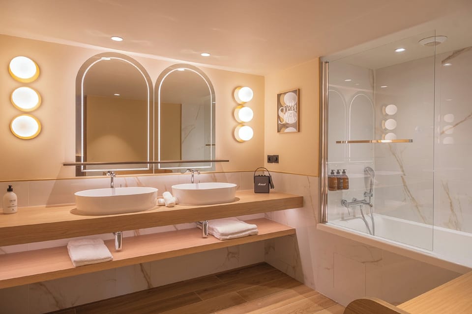 Suite | Bathroom | Shower, rainfall showerhead, free toiletries, hair dryer