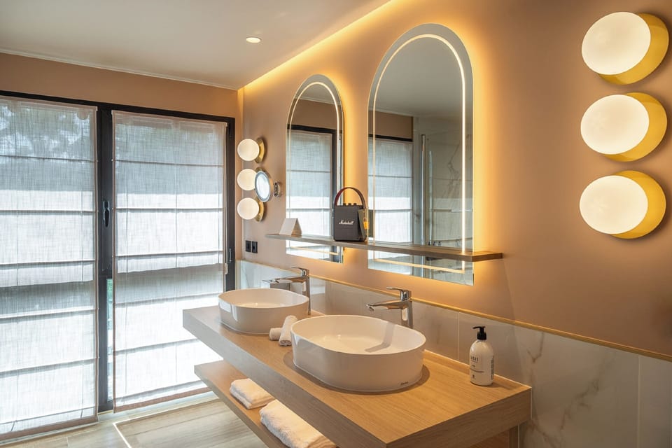 Suite | Bathroom | Shower, rainfall showerhead, free toiletries, hair dryer