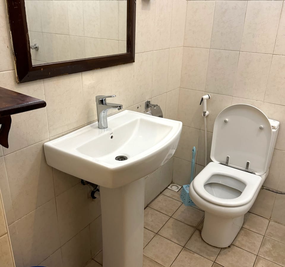 Shower, rainfall showerhead, free toiletries, slippers