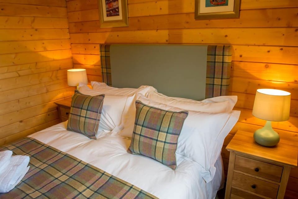 Chalet, 2 Bedrooms | Desk, soundproofing, iron/ironing board, free cribs/infant beds