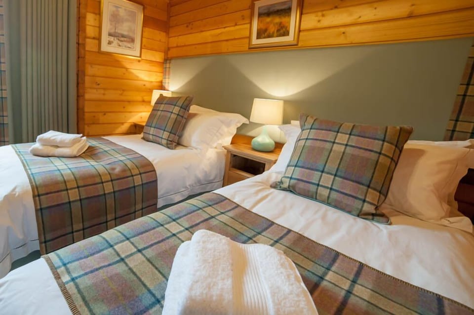 Chalet, 2 Bedrooms | Desk, soundproofing, iron/ironing board, free cribs/infant beds