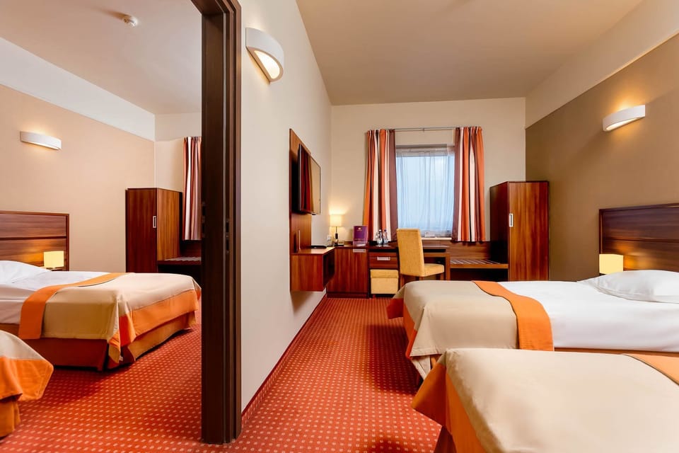 Twin Room | Minibar, in-room safe, desk, laptop workspace