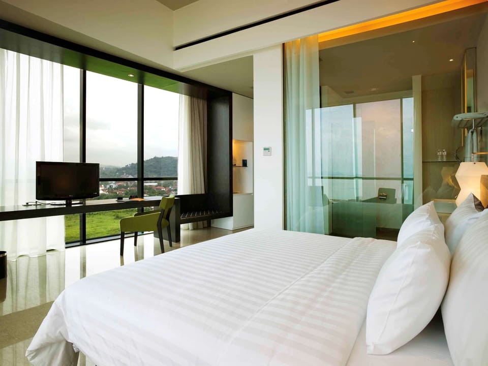 Superior Room, 1 King Bed, Ocean View | Premium bedding, minibar, in-room safe, desk