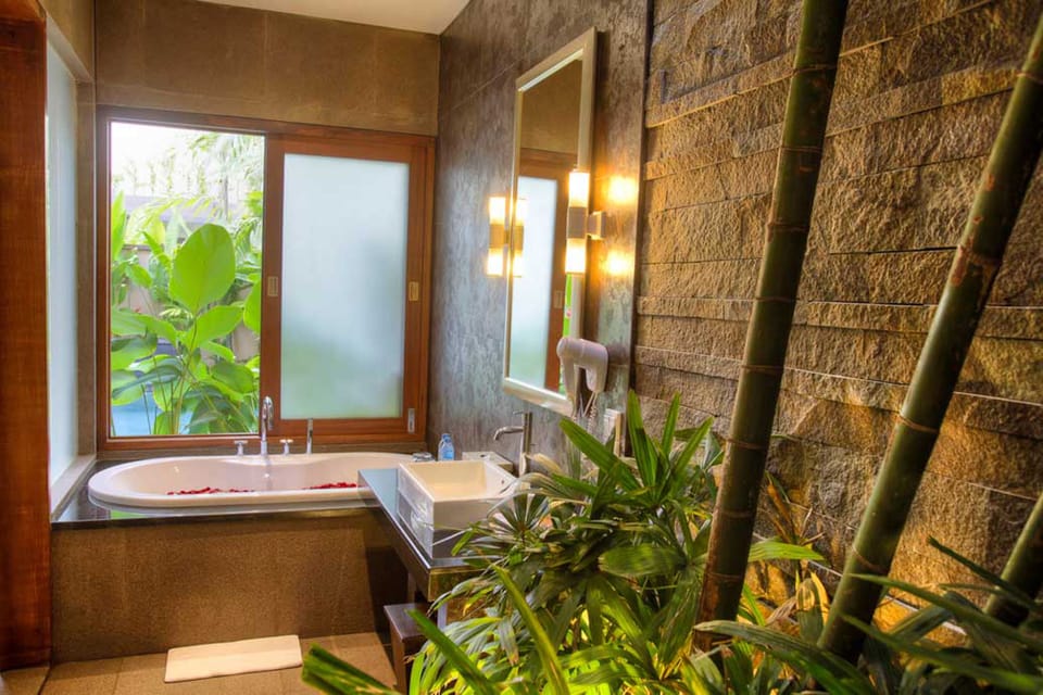 Separate tub and shower, free toiletries, hair dryer, towels
