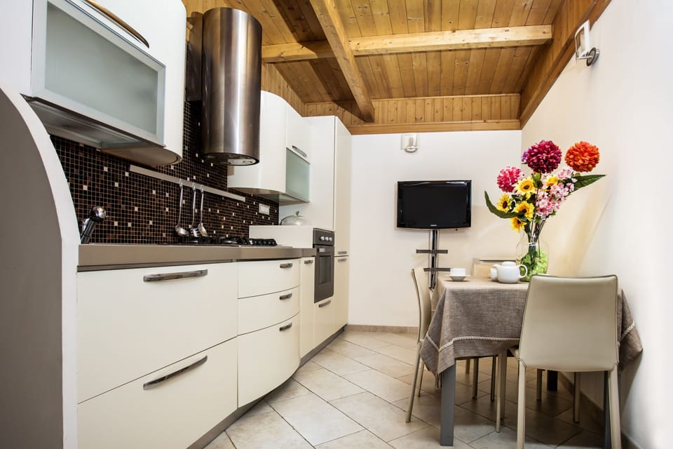 Deluxe Suite, Bathtub | Private kitchen | Electric kettle