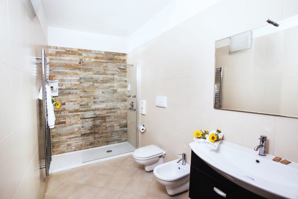 Junior Suite, Patio | Bathroom | Shower, rainfall showerhead, free toiletries, hair dryer